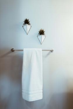 挂在卫生间的白色浴巾图片素材,高清图片素材