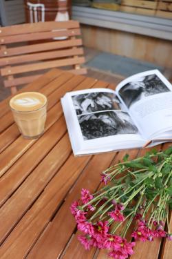 桌子上的咖啡书本与洋甘菊图片素材,高清图片素材