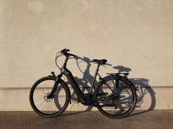 墙边的黑色自行车图片素材,高清图片素材