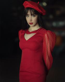穿着红裙子的女生