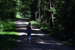 美女林间小路上跑步的背影图片素材,高清图片素材