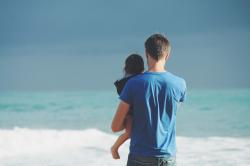 海边父亲抱着孩子的背影图片素材,高清图片素材