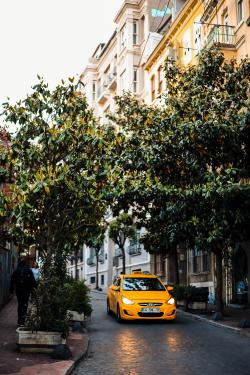 路上的黄色出租车图片素材,高清图片素材