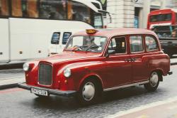行驶的红色出租车图片素材,高清图片素材