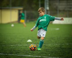足球场踢球的男孩图片素材,高清图片素材