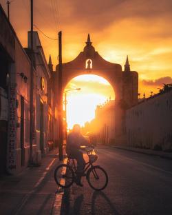 夕阳下骑自行车的人图片素材,高清图片素材