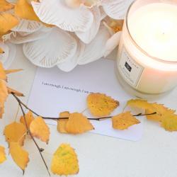 香薰蜡烛和黄色树叶图片素材,高清图片素材