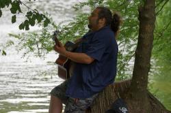 湖边弹吉他的男性图片素材,高清图片素材