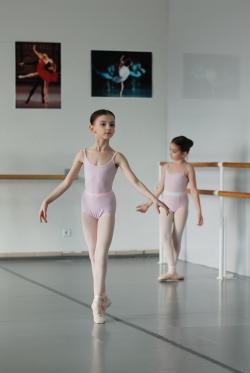 芭蕾舞练习的女孩图片素材,高清图片素材