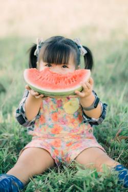 吃西瓜的小女孩图片素材,高清图片素材