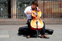 街头演奏大提琴的男生图片素材,高清图片素材