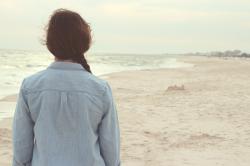 女生站在海边的背影图片素材,高清图片素材