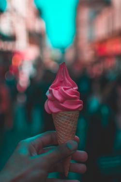 拿着的粉色冰淇淋图片素材,高清图片素材